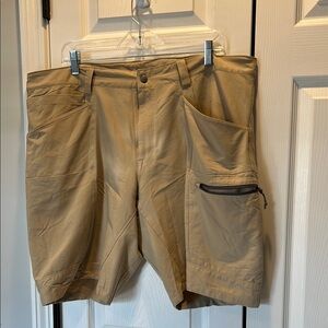 Men’s khaki North Face shorts